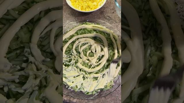 Салат "Гнездо глухаря". Мой рецепт. Важно: такой майонез и маринованный лук☺️ 