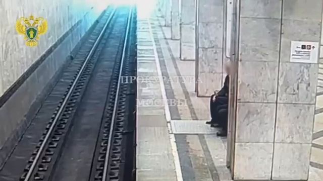 московском метро мигрант продемонстрировал свои древние обычаи уважения старших  обворовал дедушки
