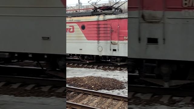 Электровоз ВЛ10У-1024 (ТЧЭ-23) с грузовым поездом.