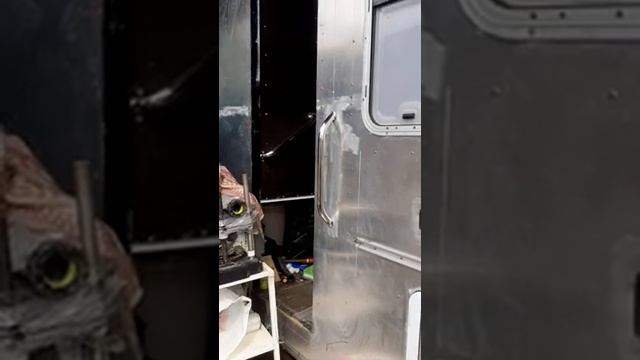 боковая ручка у второй двери левой стороны прицепа