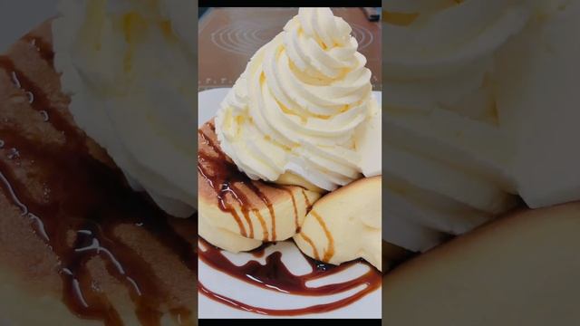 ティラミスパンケーキを作りました🍫3種類のクリームにチーズムースを飾った濃厚でクリーム好きにはたまらなパンケーキです❣️#パンケーキ #ティラミス #マスカルポーネ #ふわふわパンケーキ #猫
