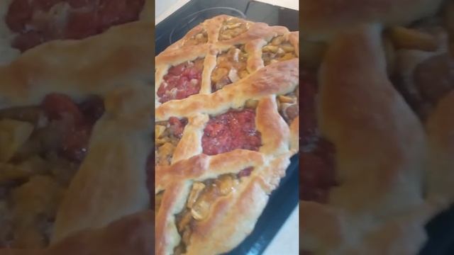 Мой фирменный яблочный пирог. Очень похож на штрудель по вкусу!