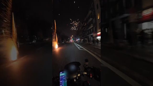 На мотоцикле под обстрелами пиротехники 🧨