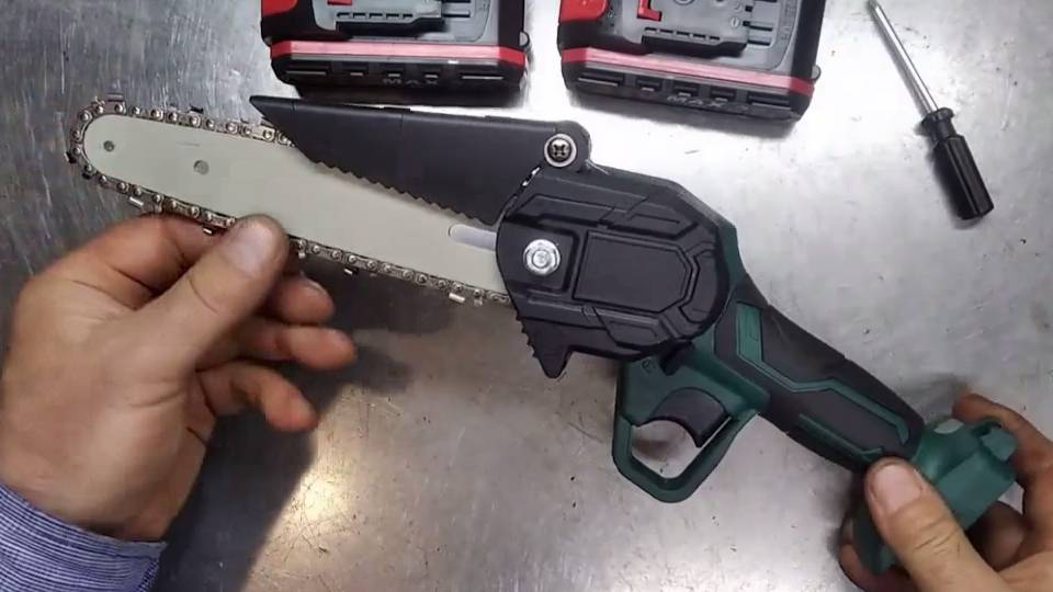 Тест электро мини-пилы.