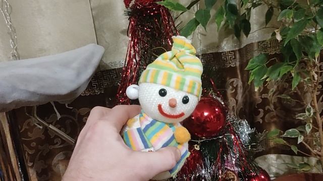 Снеговик танцует зажигает под музыку новый год 2025