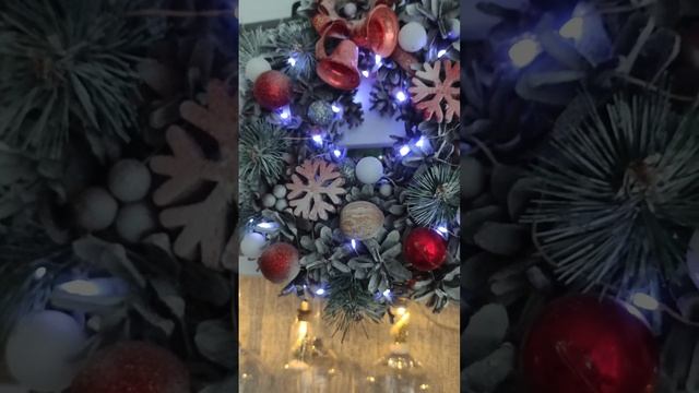 Новогодний венок из шишек своими руками