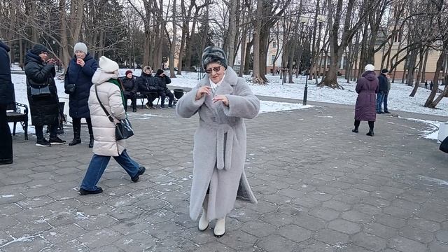 Роза на снегу........ 05.01.25 Гомель парк Луначарского 🥰💫