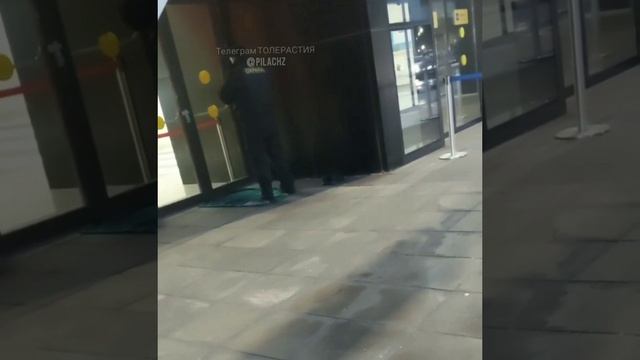 Из Москвы депортировали таджика за намаз на рабочем месте !!!