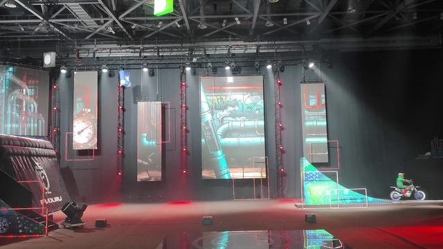 Солнышко на качелях и Прыжки на мотоцикле. Шоу для обывателей.