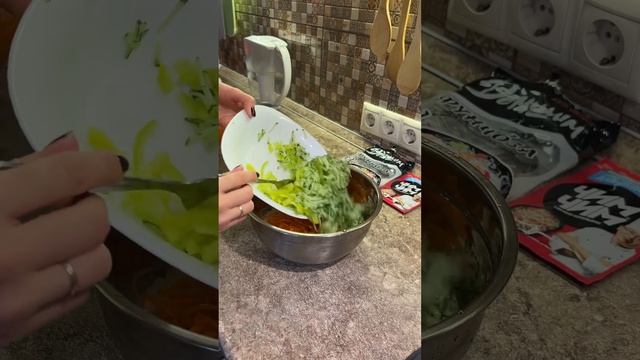 Быстрый салат "Фунчеза", по желанию можно добавить креветки или курочку #Рецепт #рецептсалата #ужин