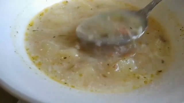 ЕДА В СТОЛОВОЙ. РАССОЛЬНИК, САЛАТ С КУРИЦЕЙ, СЫРОМ И АНАНАСАМИ