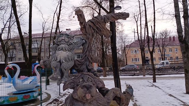 Сказочные персонажи в парке Юность. Брянск. Володарский район.