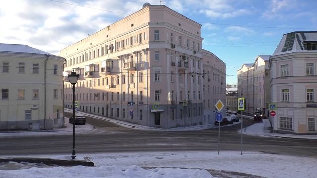 МОСКВА.  Дом на Певческом переулке...«Дом-утюг» на Хитровке.