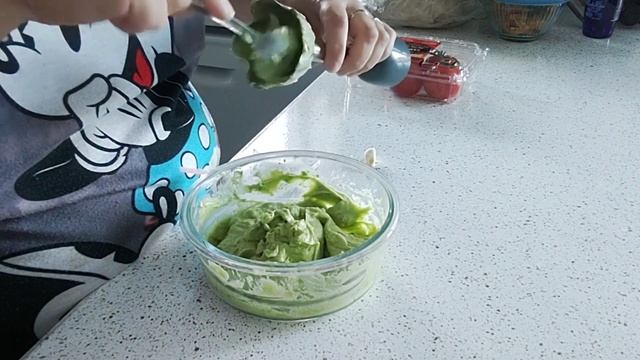Guacamole авокадо 🥑 красный лук помидоры без семечек я добавила чеснок специи мужу понравилось