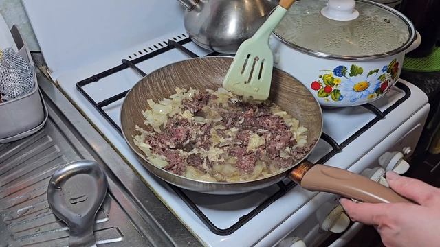 КАК  ПРИГОТОВИТЬ  МАКАРОНЫ по флотски с тушёнкой и чесноком