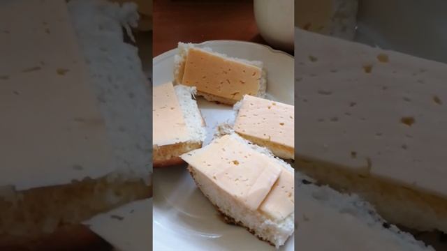 Кофе с молоком. Сыр и булочка Жилетовское. 15.07.2021