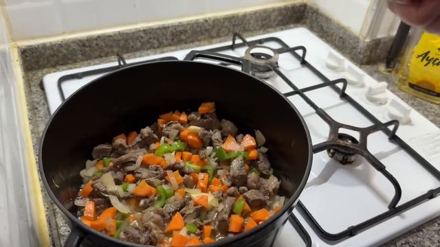 САМАЯ ПОПУЛЯРНАЯ ЕДА В ТУРЦИИ! Турецкий повар готовит рис и фасоль с мясом. Kuru fasulye #рецепты