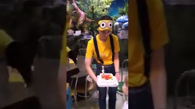 Яне семь лет и тортик ей выносит миньон)