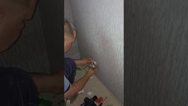 Монтаж встраиваемой розетки