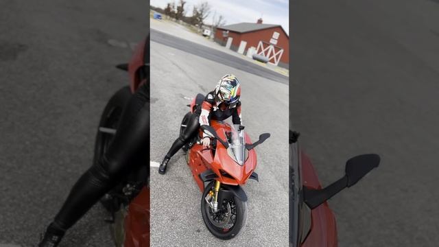 Катя Алмаз мото девушка на дукати панигале V4S