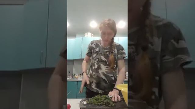 Делаем окрошку с луком...