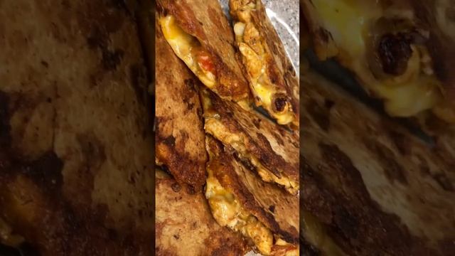 MINI SPICY CHICKEN QUESA-TACOS