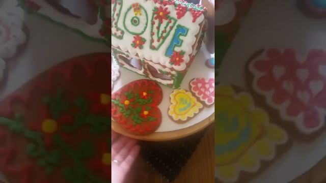 Пряничный домик ко дню всех влюблённых.