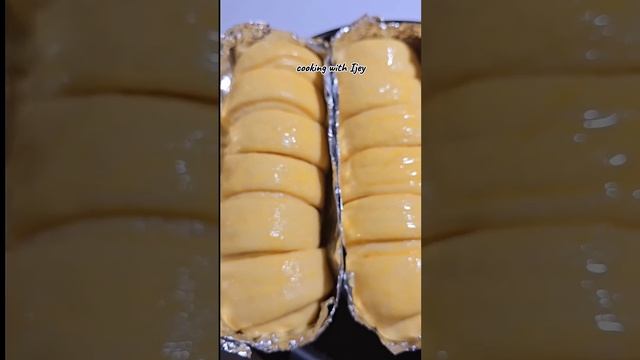 How to put egg wash on a condensed milk bread #food #shortfeed #shortfood #shortvideo #shorts #vira