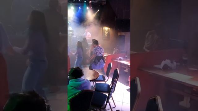 Шикарно танцующий парнишка!) #shorts