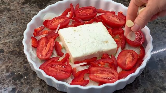 Как же это вкусно! Запеченная брынза с овощами, травами и оливковым маслом (ПП)
