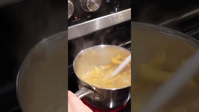 Feta pasta but make it fall 🍁 #pastarecipe #fetapasta #dinnerrecipe #shorts #asmr