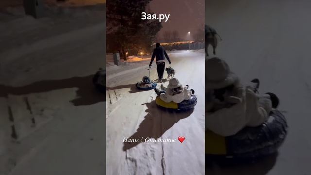 Павел Прилучный катает детей на ватрушке