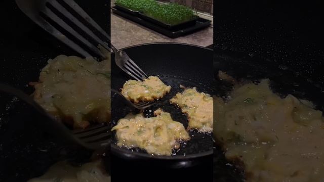 Жарим вкусные драники #вечерпослеработы #вкусныерецепты #быстрыйрецепт #рецепт #вкусныйужин #еда