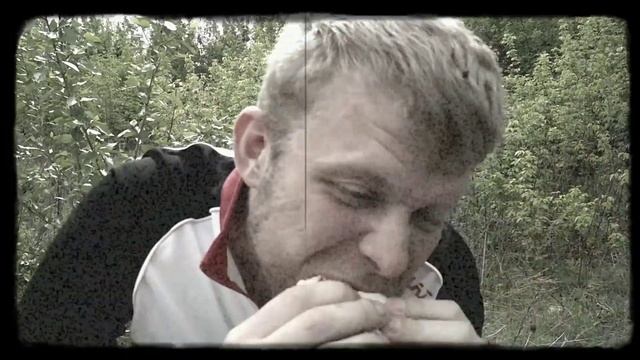 Беляш жрёт
