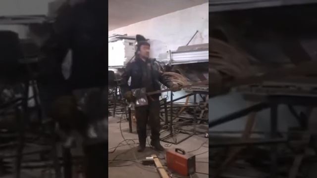 Потрясающий сварщик!#shorts