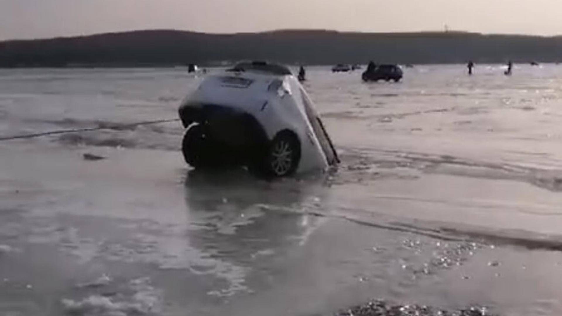 На видео попало, как мужчины рыбачили рядом с тонущим автомобилем в Приморье