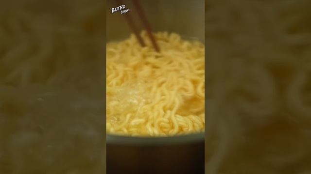 Пробую Самую Вкусную Лапшу Shin Ramyun 🍜 #shorts