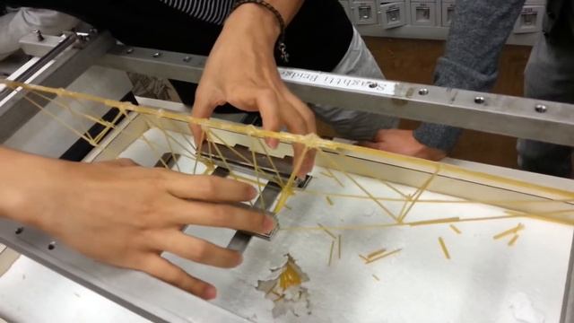HKU TD1 2013 - Loading Test of Spagetti Bridge (Sample 6) - First loading