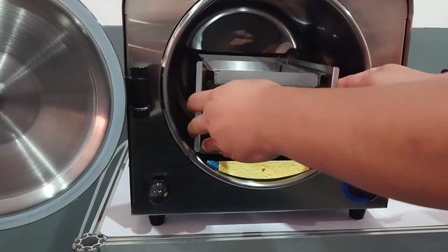 How does the Autoclave Steam Sterilizer work?