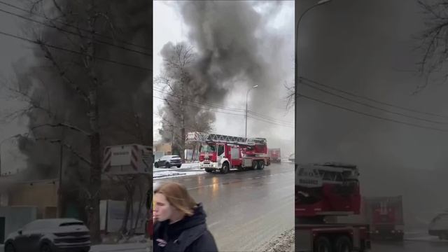 🔥Пожар произошел на улице Иловайская — горел мусор  в помещении одноэтажного здания🔥