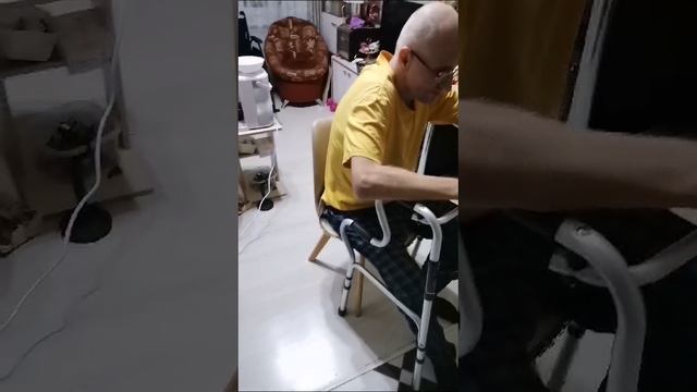 Начал передвигаться на ходунках по квартире.