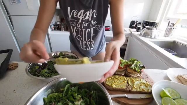 WHAT I ATE TODAY / VEGAN PAD THAI AND TOFU SANDWICHES