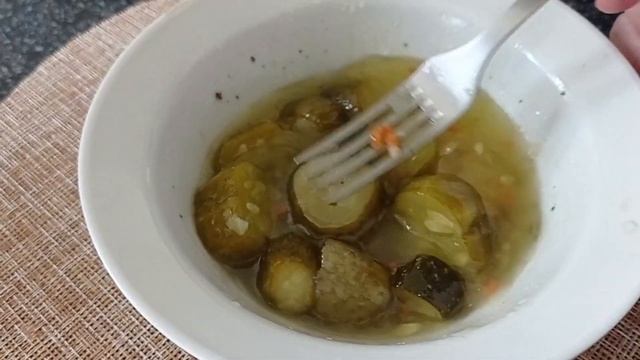 Подвела итоги. Дегустация салата из огурцов с приправой " Кухарик"