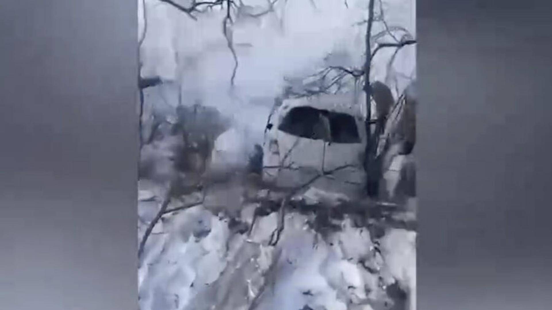 На видео попало, как подростки разбили на праздниках машину родителя