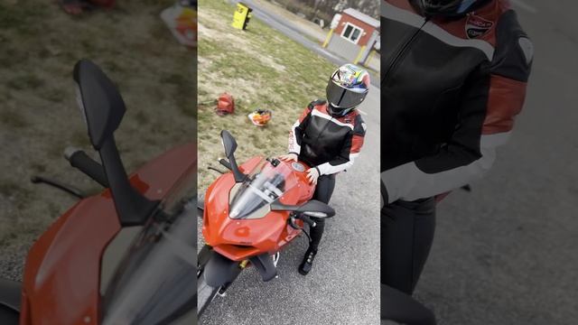 Катя Алмаз мото девушка на дукати панигале V4S