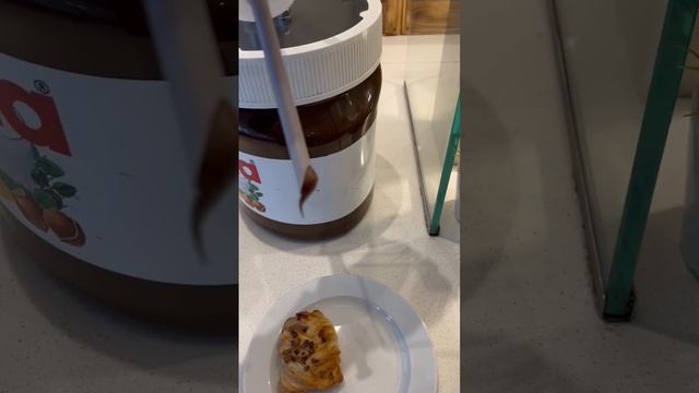 Огромная Nutella мечта / Как Правильно Кушать Нутеллу Лайфхак  #shorts #nutella #шоколад #мир