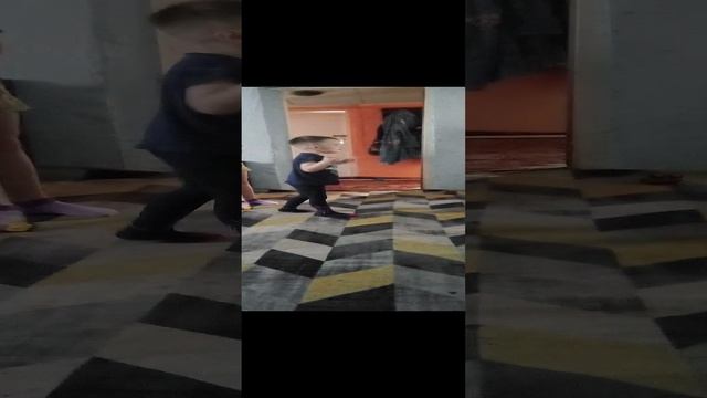 танцует перед телевизором