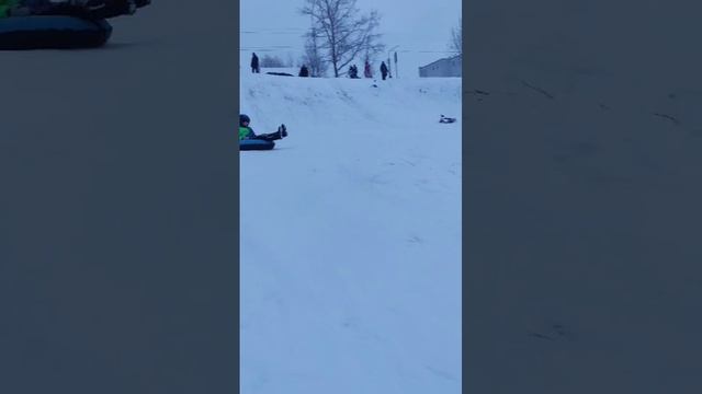 катаюсь на ватрушке с горки