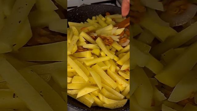 Любишь лисички? Тогда бегом готовить вкусный ужин 💦 картошка с лисичками и салом 👍🏻 #готовимдома