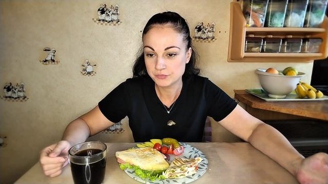 Мукбанг🌮Тортилья на завтрак с яйцом, колбасой и сыром, овощи 🥗 Подготовка к Новому году 🥰🌲